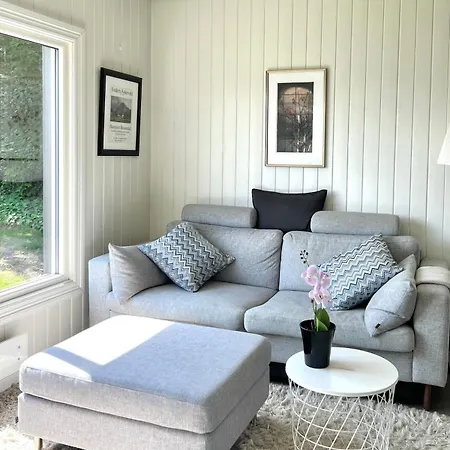 Charming Seaside With Fjord Views Nyaraló