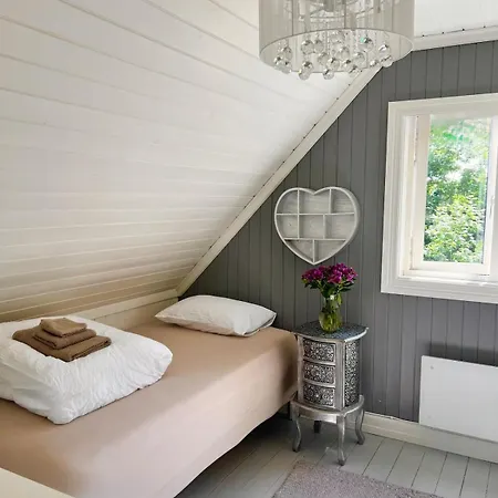 Charming Seaside With Fjord Views Nyaraló *